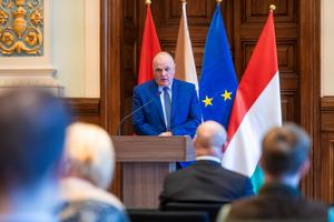 6_10_eves_a_kozbeszerzesi_torveny_2025-2