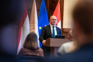 7_10_eves_a_kozbeszerzesi_torveny_2025-2