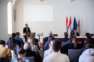 7_kormanyzaselmelet_kormanyzastudas_tarsadalmi_jollet_2025-2